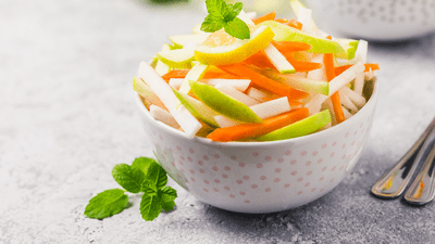 Salată de gulii – rețeta cu morcovi și mere