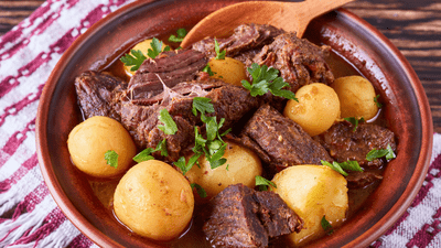 Tocăniţă de cartofi noi – rețeta cu carne de vită