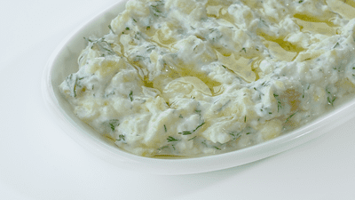 Salată de dovlecei cu iaurt și usturoi – rețeta perfectă pentru vară