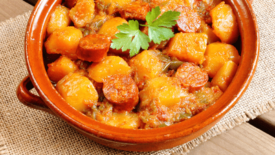 Reţeta de mâncare de cartofi cu cârnaţi. Cea mai bună tocăniță de cartofi cu cârnați afumați