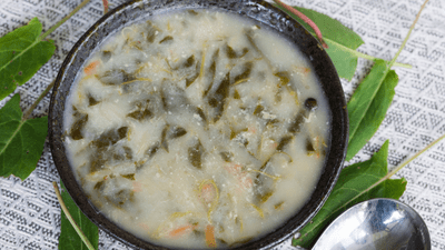 Ciorbă de ștevie. Rețeta delicioasă cu cartofi. Cum se prepară ciorba dreasă cu iaurt și gălbenuș de ou