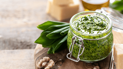Pesto de leurdă – rețeta simplă cu nuci și parmezan