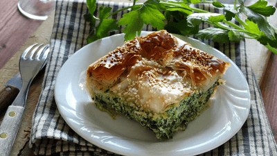 Plăcintă cu brânză, ceapă verde şi usturoi verde – rețeta la cuptor