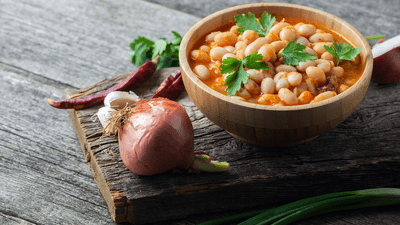 Mâncare de fasole boabe – rețeta tradițională reinterpretată. Simplă, hrănitoare și delicioasă