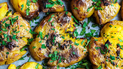 Cartofi „zdrobiți” la cuptor cu usturoi și pătrunjel – rețetă ușoară, gust intens, rezultat garantat