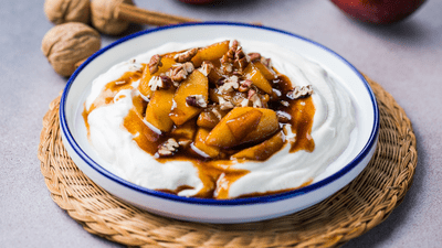 Mere caramelizate cu scorțișoară și nucă – rețeta simplă cu aromă de sărbătoare. Desert elegant și rapid