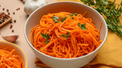 Salata de morcovi cu usturoi, rețeta ideală: sănătoasă, aromată și foarte ușor de făcut