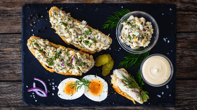 Salată de peşte afumat cu ceapă – rețeta clasică, rapidă și plină de savoare. Preparatul clasic reinventat pentru gusturi moderne