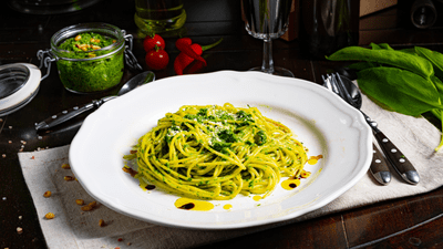 Paste cu pesto de leurdă – rețeta ideală pentru o masă rapidă. Preparat sezonier, simplu și rafinat