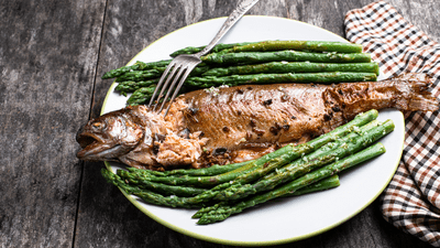 Păstrăv la cuptor pe pat de sparanghel și lămâi. Rețeta perfectă pentru o cină ușoară