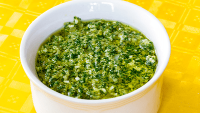 Sos de usturoi verde. Rețeta care transformă orice preparat într-un deliciu intens aromat