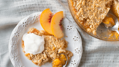 Crumble cu piersici – rețeta perfectă pentru un desert crocant și aromat