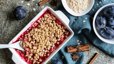 Crumble cu prune și ovăz. Rețeta perfectă pentru un desert simplu, aromat și irezistibil