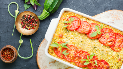 Dovlecei gratinați cu mozzarella și roșii – rețeta simplă. Un preparat mediteranean simplu, aromat și spectaculos
