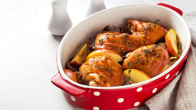 Pulpe de pui la cuptor cu mere și ceapă. Rețeta care transformă ingrediente simple într-un adevărat festin
