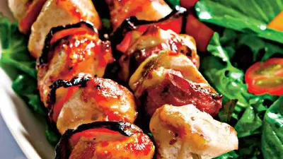 Frigărui de pui cu salată verde