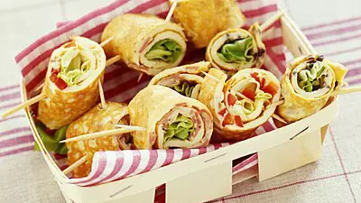 Rulouri cu bacon şi salată