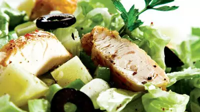 Salată cu pui la grătar
