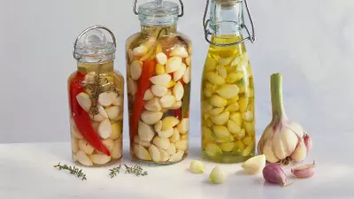 Usturoi cu trei arome