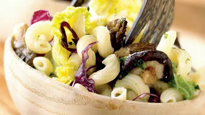 Paste spirală cu ciuperci şi salată