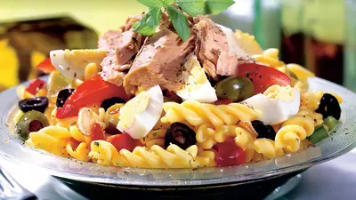 Salată de fusili cu file de peşte