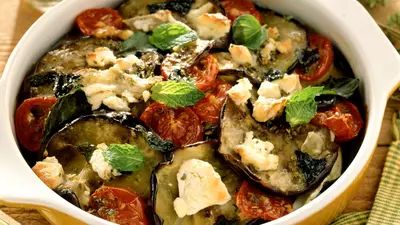 Mâncare de vinete cu roşii şi brânză