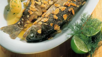 Păstrăv cu salată de castraveţi