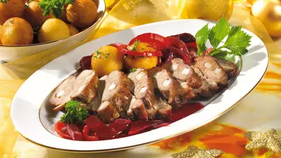 Pulpă de porc împănată cu costiţă