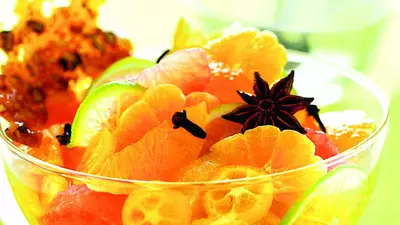 Salată de fructe cu migdale caramel