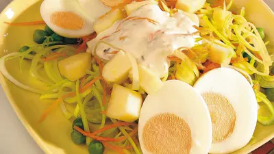 Salată de legume cu ouă şi sos de brânză