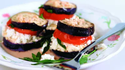 Turnuleţe din vinete cu roşii şi brânză