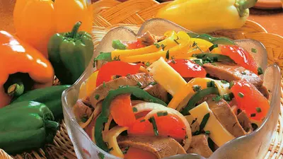 Salată cu legume şi carne de viţel