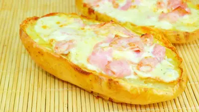 Cartofi umpluţi cu telemea și șuncă