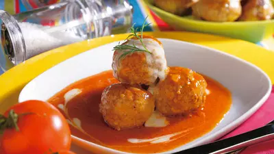 Perişoare de pui în sos de roşii