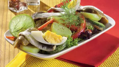 Salată cu peşte marinat