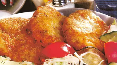 Chifteluţe din piept de pui şi legume