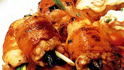 Rulouri din piept de pui cu prune uscate