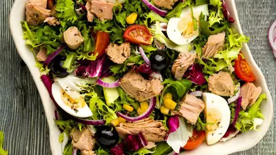 Salată cu ton şi ouă fierte