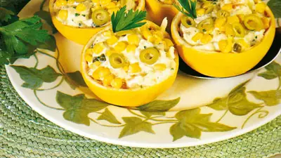 Salată de peşte cu măsline şi porumb fiert