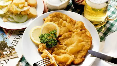 Şniţel cu salată de cartofi