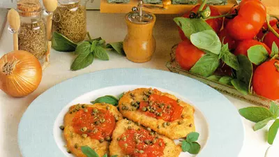 Şniţele de pui cu sos de roşii