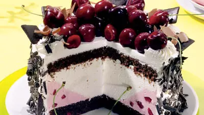 Tort de cireşe cu fulgi de ciocolată