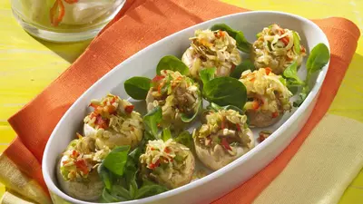 Ciuperci umplute şi salată verde