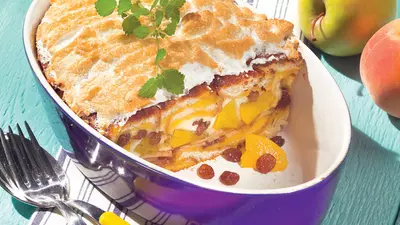 Budincă de pişcoturi cu mere şi piersici