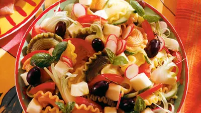 Salată de paste cu brânză şi măsline