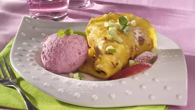 Îngheţată de vişine cu clătite şi mere