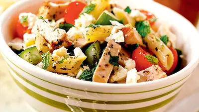 Salată mediteraneană cu paste