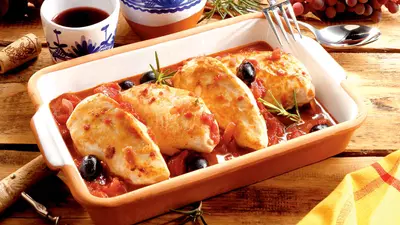 Piept de pui cu sos de roşii şi măsline