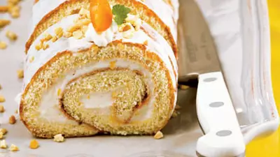 Ruladă cu cremă de brânză şi piure de caise