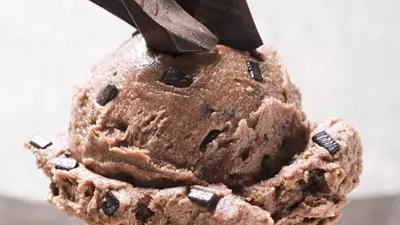 Îngheţată de cacao cu fulgi de ciocolată